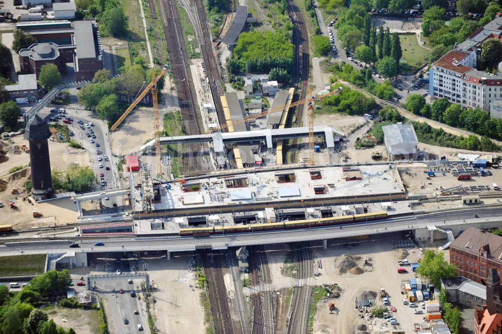 Berlin Friedrichshain from above - Blick auf den Um- und Neubau des Berliner S-Bahnhof Ostkreuz der Deutschen Bahn. Im Bild der Beginn der Montage der Dachbinder des Ostkreuz Hallendachs , einer Glasdachkonstruktion. Beteiligt ist u.a. das Unternehmen VEPRO Verkehrsbauprojekt GmbH und die EUROVIA Beton. Upgrading and construction of the Berlin S-Bahn station Ostkreuz.