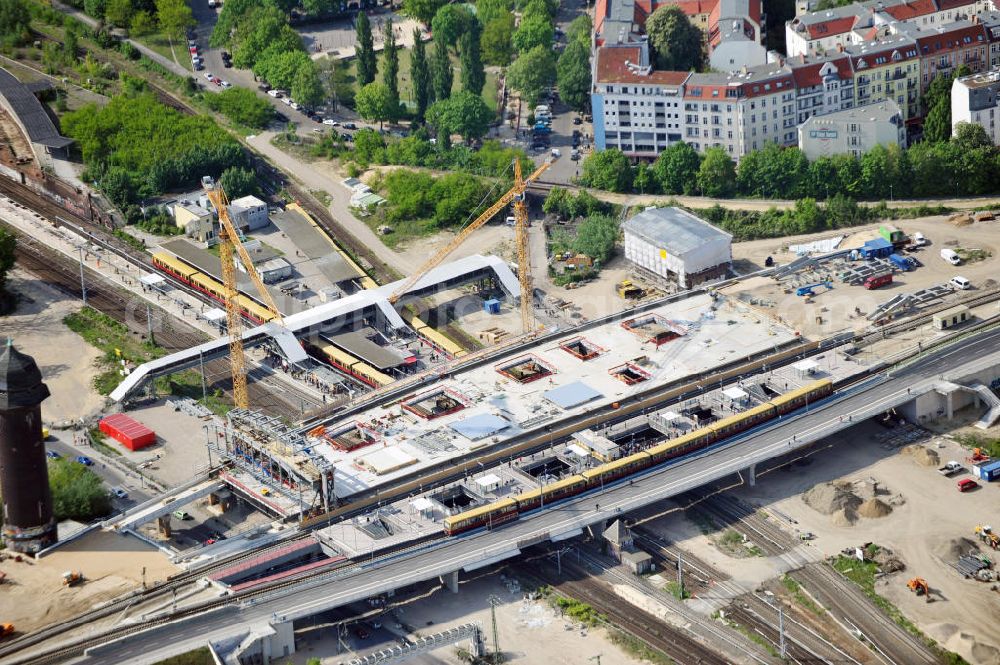 Berlin Friedrichshain from the bird's eye view: Blick auf den Um- und Neubau des Berliner S-Bahnhof Ostkreuz der Deutschen Bahn. Im Bild der Beginn der Montage der Dachbinder des Ostkreuz Hallendachs , einer Glasdachkonstruktion. Beteiligt ist u.a. das Unternehmen VEPRO Verkehrsbauprojekt GmbH und die EUROVIA Beton. Upgrading and construction of the Berlin S-Bahn station Ostkreuz.