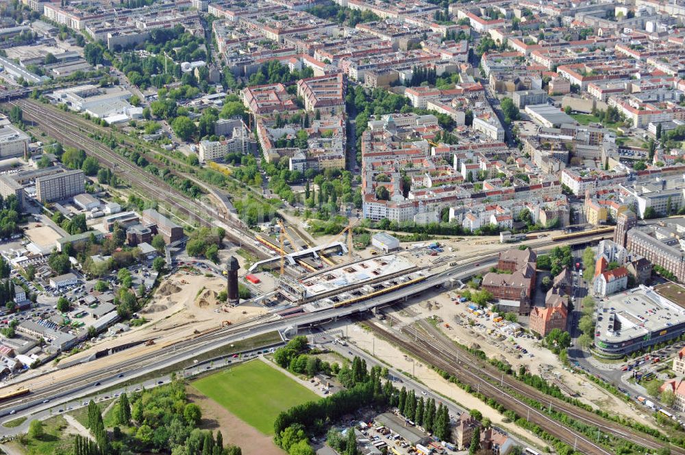 Aerial image Berlin Friedrichshain - Blick auf den Um- und Neubau des Berliner S-Bahnhof Ostkreuz der Deutschen Bahn. Im Bild der Beginn der Montage der Dachbinder des Ostkreuz Hallendachs , einer Glasdachkonstruktion. Beteiligt ist u.a. das Unternehmen VEPRO Verkehrsbauprojekt GmbH und die EUROVIA Beton. Upgrading and construction of the Berlin S-Bahn station Ostkreuz.