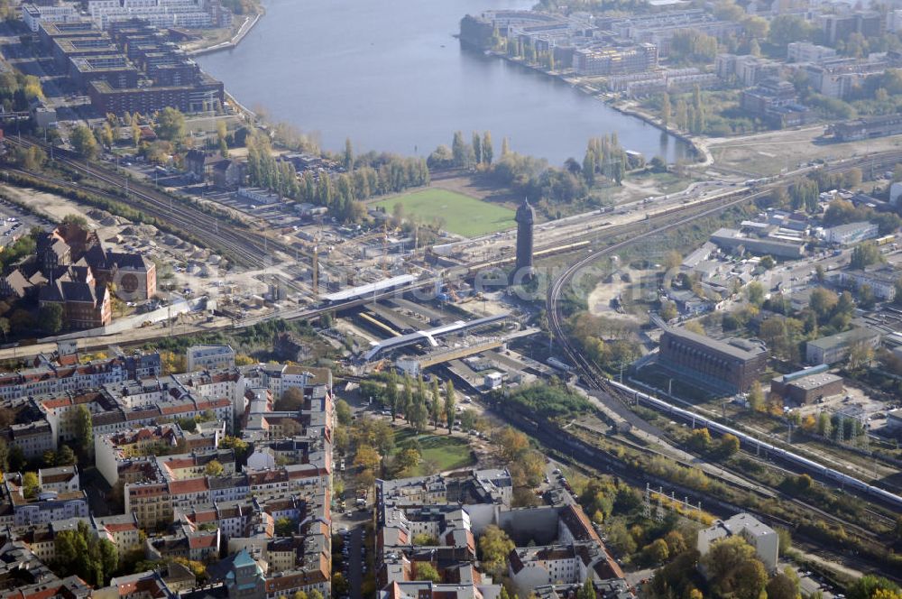 Berlin from above - Blick auf den Um- und Neubau des Berliner S-Bahnhofs Ostkreuz. Der Bahnhof wurde bereits im Jahr 1882 eröffnet und ist somit stark sanierungsbedürftig. Die Arbeiten begannen im Oktober 2006. Teile der Neubauten führt die EUROVIA Beton GmbH aus. Weiterhin beteiligt ist das Unternehmen VEPRO Verkehrsbauprojekt GmbH. Kontakt EUROVIA: EUROVIA BEton GmbH, Niederlassung Ingenieurbau und Zweigniederlassung Cottbus, Gewerbeparkstraße 17, 03099 Kolkwitz, Tel. +49(0)355 35552 3, Fax +49(0)355 35552 52, EMail: ingenieurbau@eurovia.de; Kontakt VEPRO: Verkehrsbau Projekt GmbH, Storkower Str. 132, 10407 Berlin, Tel. +49(0)30 42194 0, Fax +49(0)30 42194 221