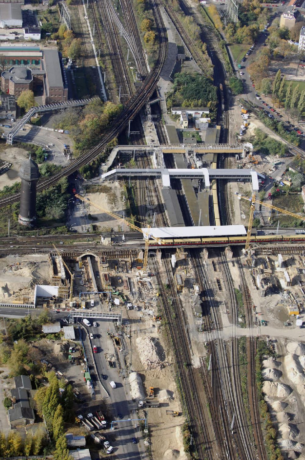 Berlin from above - Blick auf den Um- und Neubau des Berliner S-Bahnhofs Ostkreuz. Der Bahnhof wurde bereits im Jahr 1882 eröffnet und ist somit stark sanierungsbedürftig. Die Arbeiten begannen im Oktober 2006. Teile der Neubauten führt die EUROVIA Beton GmbH aus. Weiterhin beteiligt ist das Unternehmen VEPRO Verkehrsbauprojekt GmbH. Kontakt EUROVIA: EUROVIA BEton GmbH, Niederlassung Ingenieurbau und Zweigniederlassung Cottbus, Gewerbeparkstraße 17, 03099 Kolkwitz, Tel. +49(0)355 35552 3, Fax +49(0)355 35552 52, EMail: ingenieurbau@eurovia.de; Kontakt VEPRO: Verkehrsbau Projekt GmbH, Storkower Str. 132, 10407 Berlin, Tel. +49(0)30 42194 0, Fax +49(0)30 42194 221