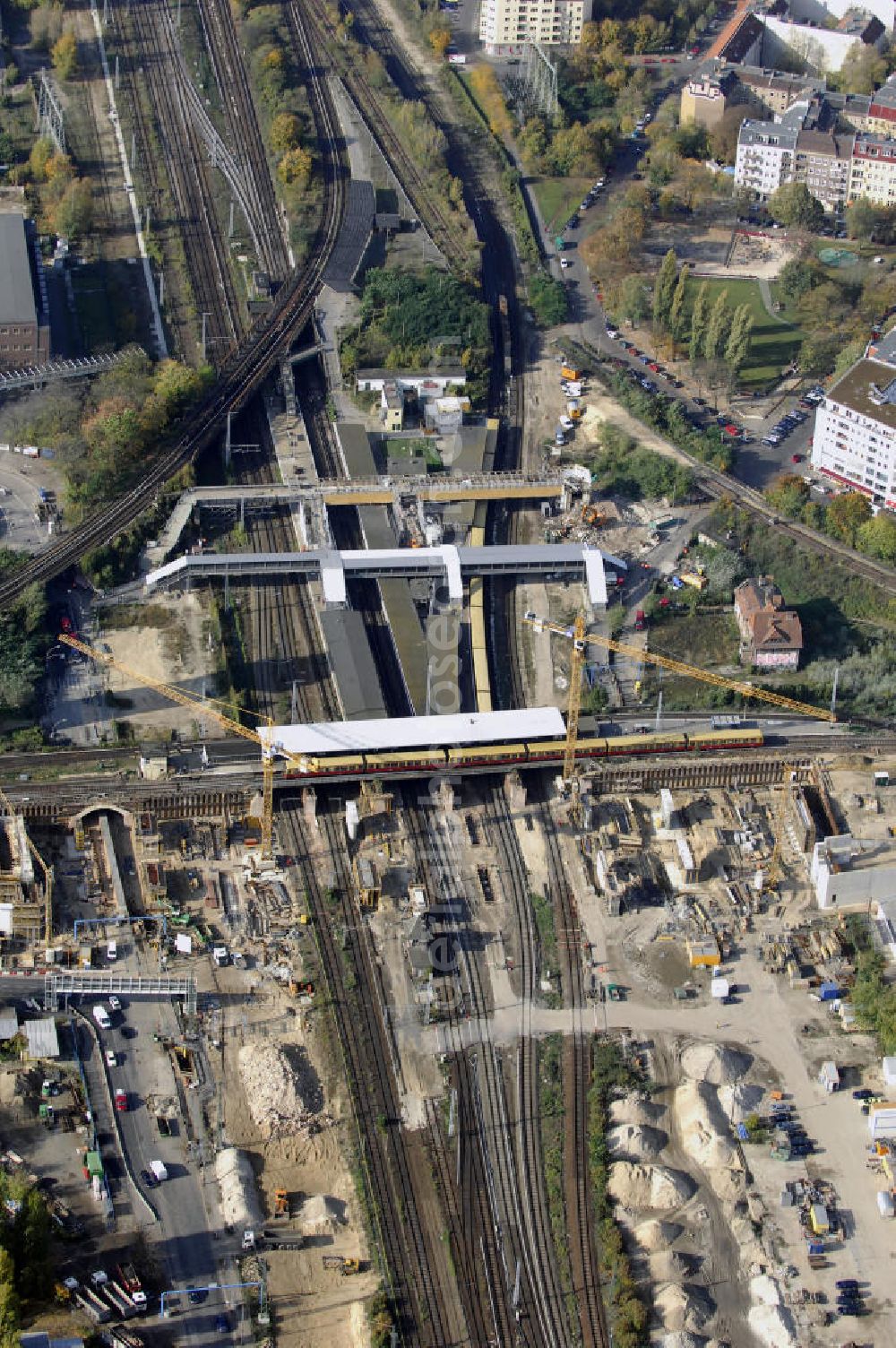 Berlin from the bird's eye view: Blick auf den Um- und Neubau des Berliner S-Bahnhofs Ostkreuz. Der Bahnhof wurde bereits im Jahr 1882 eröffnet und ist somit stark sanierungsbedürftig. Die Arbeiten begannen im Oktober 2006. Teile der Neubauten führt die EUROVIA Beton GmbH aus. Weiterhin beteiligt ist das Unternehmen VEPRO Verkehrsbauprojekt GmbH. Kontakt EUROVIA: EUROVIA BEton GmbH, Niederlassung Ingenieurbau und Zweigniederlassung Cottbus, Gewerbeparkstraße 17, 03099 Kolkwitz, Tel. +49(0)355 35552 3, Fax +49(0)355 35552 52, EMail: ingenieurbau@eurovia.de; Kontakt VEPRO: Verkehrsbau Projekt GmbH, Storkower Str. 132, 10407 Berlin, Tel. +49(0)30 42194 0, Fax +49(0)30 42194 221