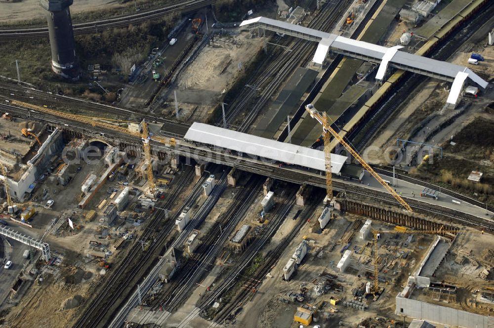 Aerial image Berlin - Blick auf den Um- und Neubau des Berliner S-Bahnhofs Ostkreuz. Der Bahnhof wurde bereits im Jahr 1882 eröffnet und ist somit stark sanierungsbedürftig. Teile der Neubauten führt die EUROVIA Beton GmbH aus. Weiterhin beteiligt ist das Unternehmen VEPRO Verkehrsbauprojekt GmbH. Kontakt EUROVIA: EUROVIA BEton GmbH, Niederlassung Ingenieurbau und Zweigniederlassung Cottbus, Gewerbeparkstraße 17, 03099 Kolkwitz, Tel. +49(0)355 35552 3, Fax +49(0)355 35552 52, EMail: ingenieurbau@eurovia.de; Kontakt VEPRO: Verkehrsbau Projekt GmbH, Storkower Str. 132, 10407 Berlin, Tel. +49(0)30 42194 0, Fax +49(0)30 42194 221