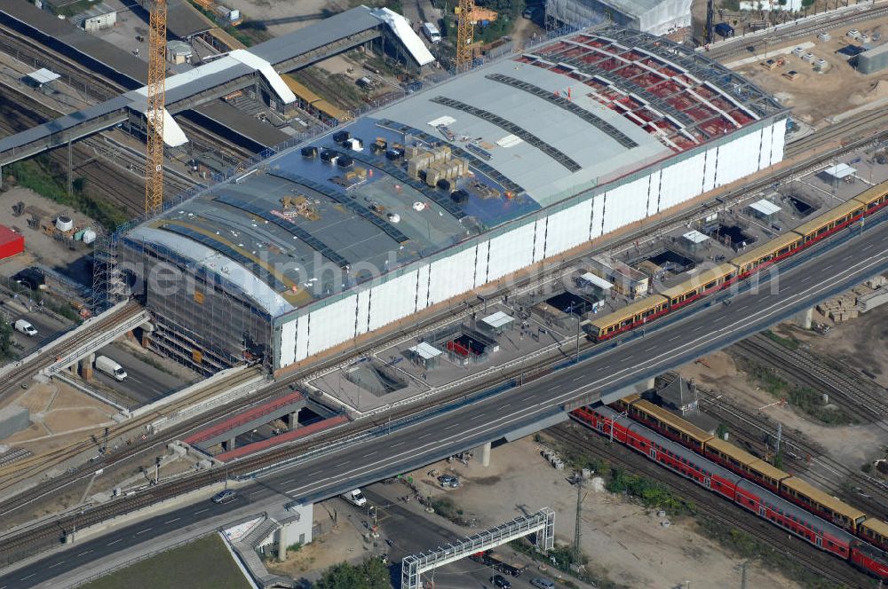 Aerial photograph Berlin Friedrichshain - Blick auf die Montage des Hallendachs beim Um- und Neubau des Berliner S-Bahnhof Ostkreuz der Deutschen Bahn. Im Bild die Montage derAußenhülle auf die Dachbinder des Ostkreuz Hallendachs. Beteiligt ist u.a. das Unternehmen VEPRO Verkehrsbauprojekt GmbH und die EUROVIA Beton und Hochtief AG. Upgrading and construction of the Berlin S-Bahn station Ostkreuz.