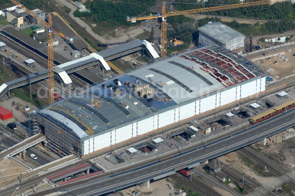 Berlin Friedrichshain from above - Blick auf die Montage des Hallendachs beim Um- und Neubau des Berliner S-Bahnhof Ostkreuz der Deutschen Bahn. Im Bild die Montage derAußenhülle auf die Dachbinder des Ostkreuz Hallendachs. Beteiligt ist u.a. das Unternehmen VEPRO Verkehrsbauprojekt GmbH und die EUROVIA Beton und Hochtief AG. Upgrading and construction of the Berlin S-Bahn station Ostkreuz.