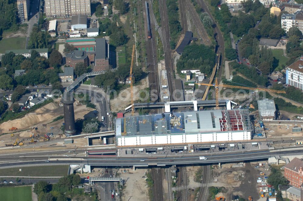 Berlin Friedrichshain from the bird's eye view: Blick auf die Montage des Hallendachs beim Um- und Neubau des Berliner S-Bahnhof Ostkreuz der Deutschen Bahn. Im Bild die Montage derAußenhülle auf die Dachbinder des Ostkreuz Hallendachs. Beteiligt ist u.a. das Unternehmen VEPRO Verkehrsbauprojekt GmbH und die EUROVIA Beton und Hochtief AG. Upgrading and construction of the Berlin S-Bahn station Ostkreuz.