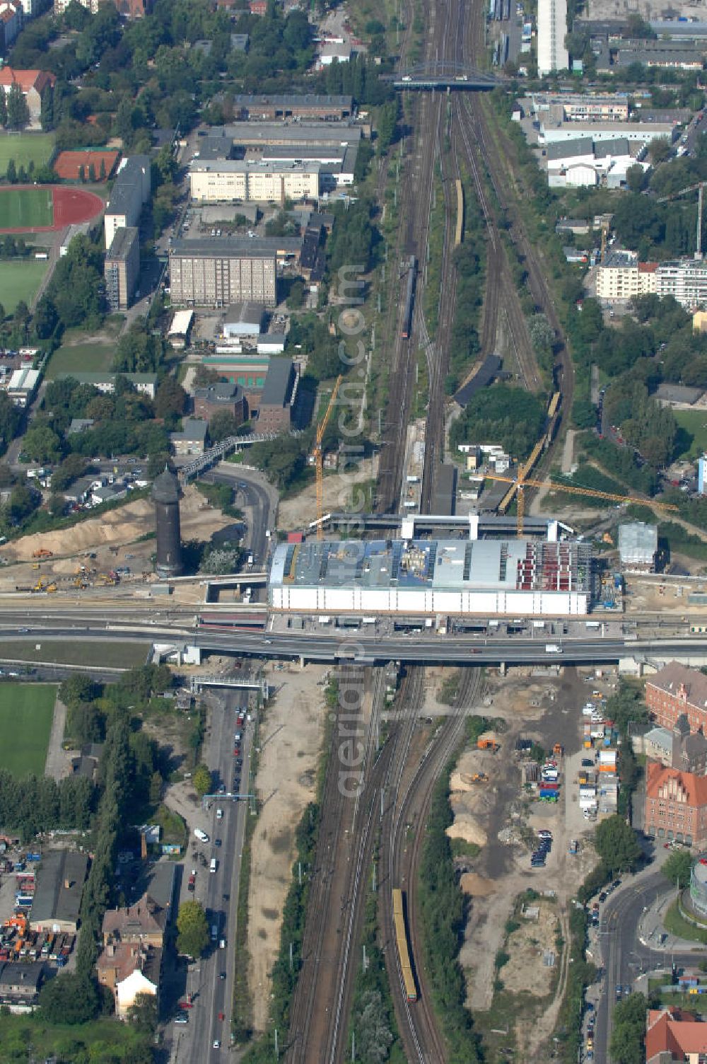 Aerial image Berlin Friedrichshain - Blick auf die Montage des Hallendachs beim Um- und Neubau des Berliner S-Bahnhof Ostkreuz der Deutschen Bahn. Im Bild die Montage derAußenhülle auf die Dachbinder des Ostkreuz Hallendachs. Beteiligt ist u.a. das Unternehmen VEPRO Verkehrsbauprojekt GmbH und die EUROVIA Beton und Hochtief AG. Upgrading and construction of the Berlin S-Bahn station Ostkreuz.