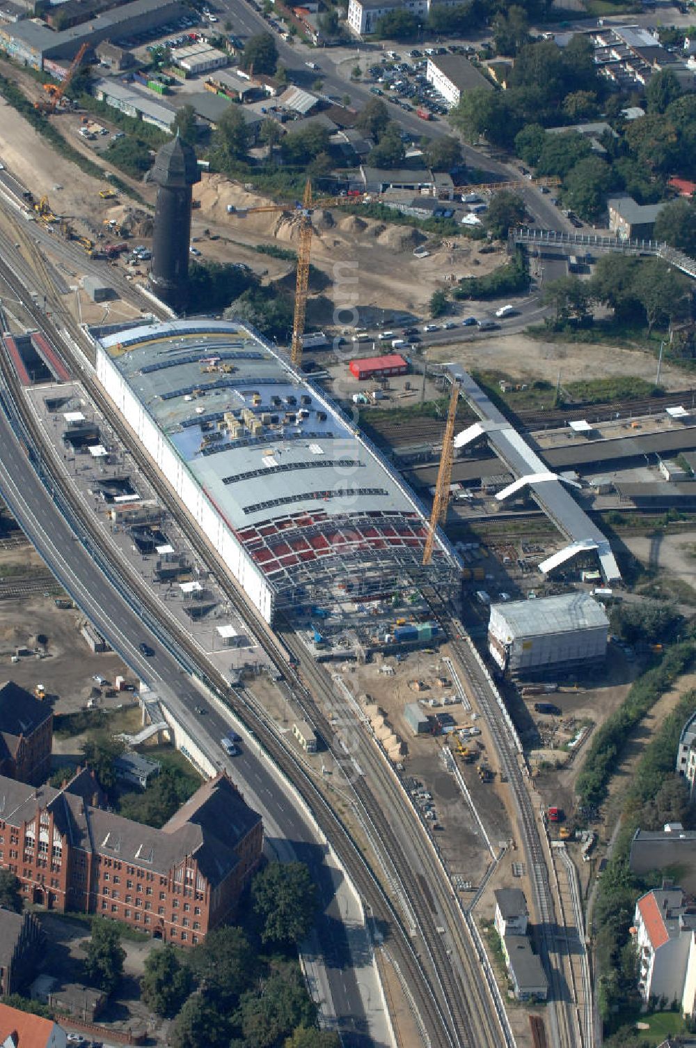 Berlin Friedrichshain from above - Blick auf die Montage des Hallendachs beim Um- und Neubau des Berliner S-Bahnhof Ostkreuz der Deutschen Bahn. Im Bild die Montage derAußenhülle auf die Dachbinder des Ostkreuz Hallendachs. Beteiligt ist u.a. das Unternehmen VEPRO Verkehrsbauprojekt GmbH und die EUROVIA Beton und Hochtief AG. Upgrading and construction of the Berlin S-Bahn station Ostkreuz.