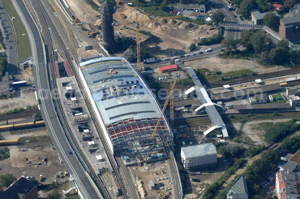 Aerial image Berlin Friedrichshain - Blick auf die Montage des Hallendachs beim Um- und Neubau des Berliner S-Bahnhof Ostkreuz der Deutschen Bahn. Im Bild die Montage derAußenhülle auf die Dachbinder des Ostkreuz Hallendachs. Beteiligt ist u.a. das Unternehmen VEPRO Verkehrsbauprojekt GmbH und die EUROVIA Beton und Hochtief AG. Upgrading and construction of the Berlin S-Bahn station Ostkreuz.