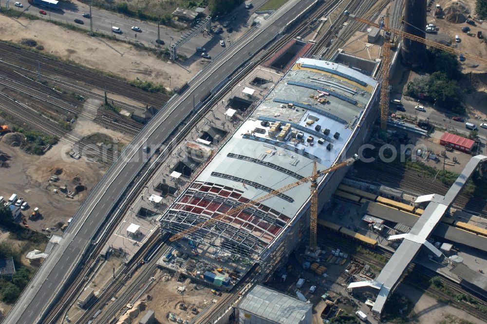 Aerial photograph Berlin Friedrichshain - Blick auf die Montage des Hallendachs beim Um- und Neubau des Berliner S-Bahnhof Ostkreuz der Deutschen Bahn. Im Bild die Montage derAußenhülle auf die Dachbinder des Ostkreuz Hallendachs. Beteiligt ist u.a. das Unternehmen VEPRO Verkehrsbauprojekt GmbH und die EUROVIA Beton und Hochtief AG. Upgrading and construction of the Berlin S-Bahn station Ostkreuz.