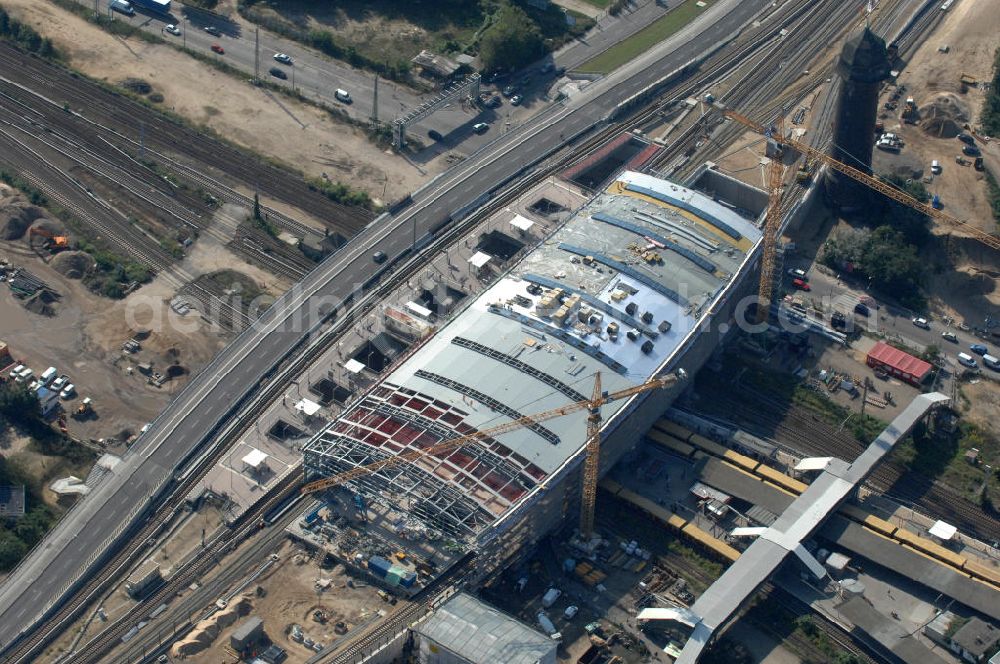 Berlin Friedrichshain from the bird's eye view: Blick auf die Montage des Hallendachs beim Um- und Neubau des Berliner S-Bahnhof Ostkreuz der Deutschen Bahn. Im Bild die Montage derAußenhülle auf die Dachbinder des Ostkreuz Hallendachs. Beteiligt ist u.a. das Unternehmen VEPRO Verkehrsbauprojekt GmbH und die EUROVIA Beton und Hochtief AG. Upgrading and construction of the Berlin S-Bahn station Ostkreuz.