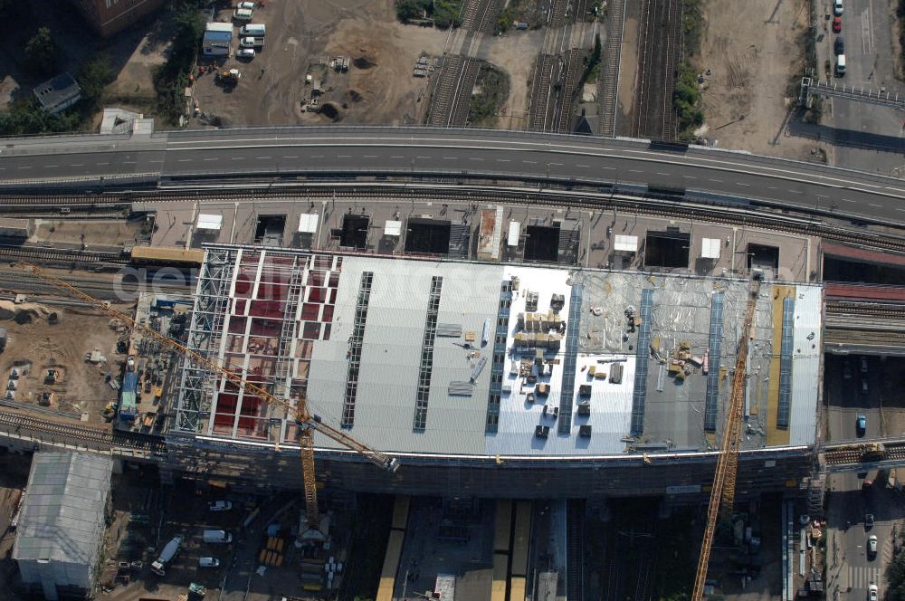 Aerial image Berlin Friedrichshain - Blick auf die Montage des Hallendachs beim Um- und Neubau des Berliner S-Bahnhof Ostkreuz der Deutschen Bahn. Im Bild die Montage derAußenhülle auf die Dachbinder des Ostkreuz Hallendachs. Beteiligt ist u.a. das Unternehmen VEPRO Verkehrsbauprojekt GmbH und die EUROVIA Beton und Hochtief AG. Upgrading and construction of the Berlin S-Bahn station Ostkreuz.