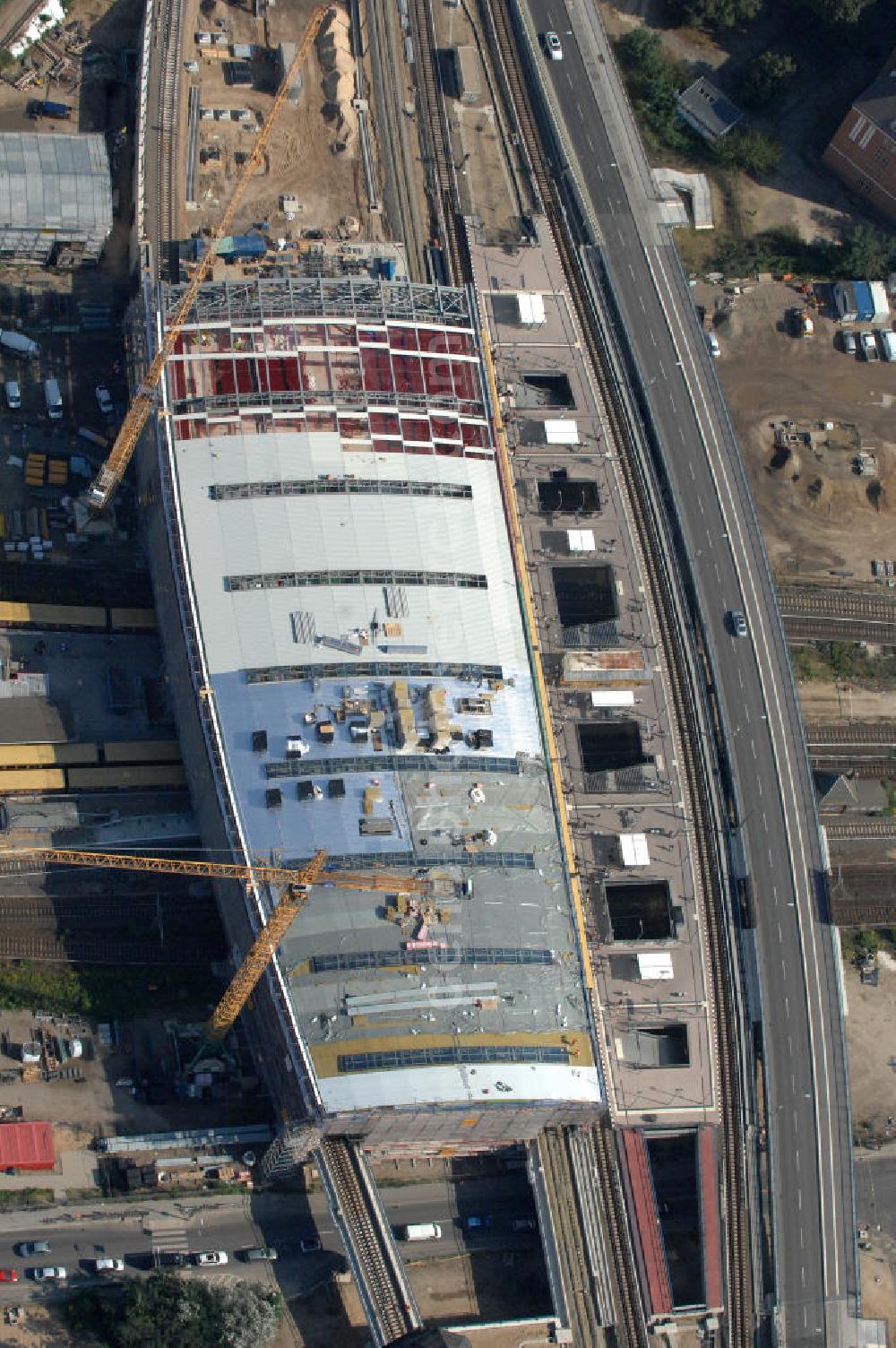 Aerial photograph Berlin Friedrichshain - Blick auf die Montage des Hallendachs beim Um- und Neubau des Berliner S-Bahnhof Ostkreuz der Deutschen Bahn. Im Bild die Montage derAußenhülle auf die Dachbinder des Ostkreuz Hallendachs. Beteiligt ist u.a. das Unternehmen VEPRO Verkehrsbauprojekt GmbH und die EUROVIA Beton und Hochtief AG. Upgrading and construction of the Berlin S-Bahn station Ostkreuz.