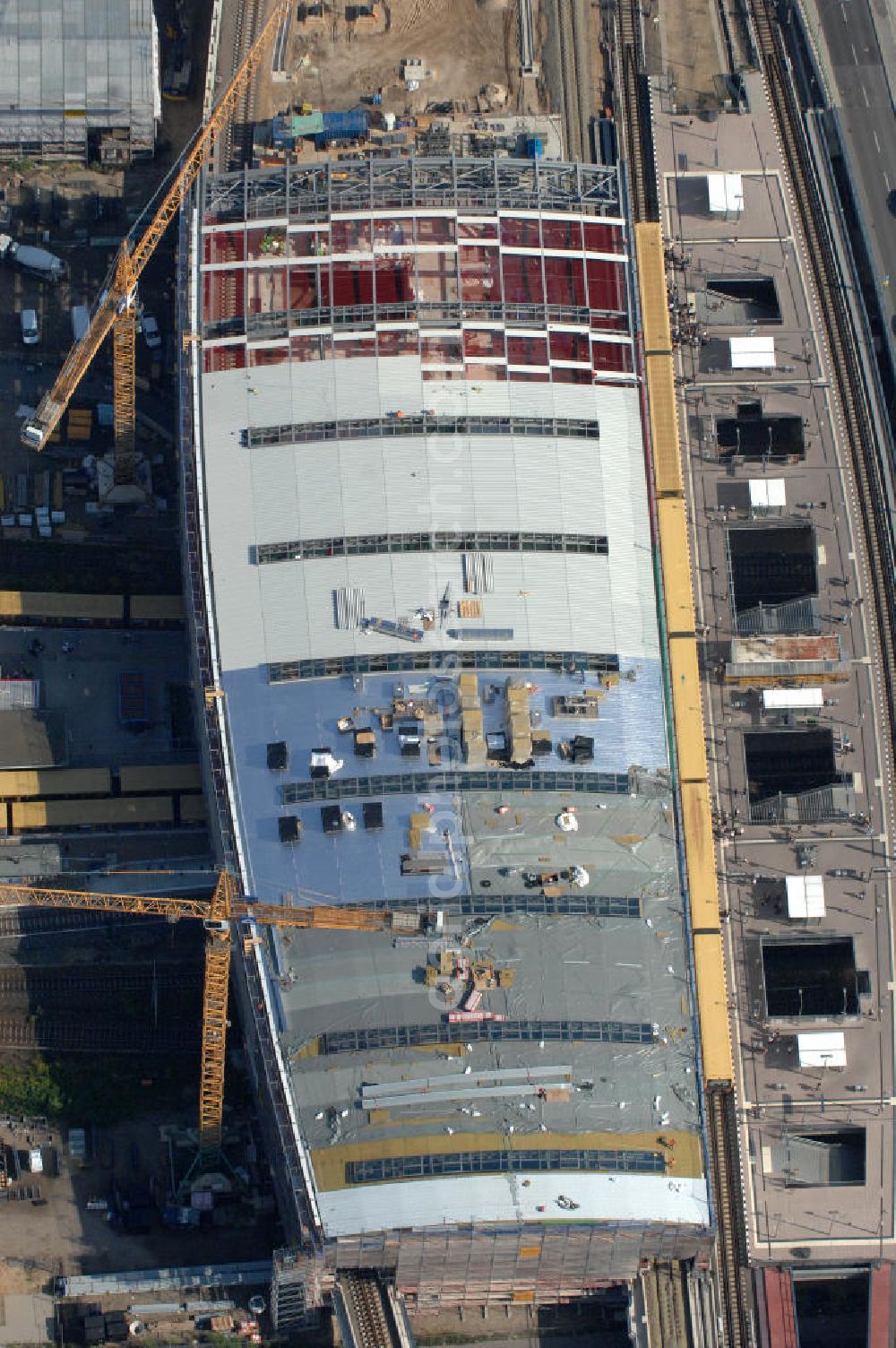 Berlin Friedrichshain from the bird's eye view: Blick auf die Montage des Hallendachs beim Um- und Neubau des Berliner S-Bahnhof Ostkreuz der Deutschen Bahn. Im Bild die Montage derAußenhülle auf die Dachbinder des Ostkreuz Hallendachs. Beteiligt ist u.a. das Unternehmen VEPRO Verkehrsbauprojekt GmbH und die EUROVIA Beton und Hochtief AG. Upgrading and construction of the Berlin S-Bahn station Ostkreuz.