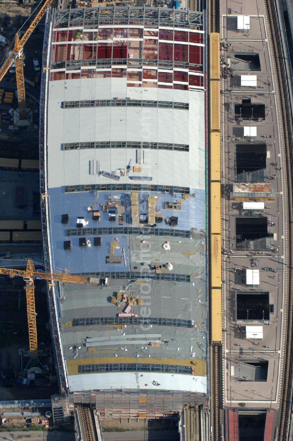 Aerial image Berlin Friedrichshain - Blick auf die Montage des Hallendachs beim Um- und Neubau des Berliner S-Bahnhof Ostkreuz der Deutschen Bahn. Im Bild die Montage derAußenhülle auf die Dachbinder des Ostkreuz Hallendachs. Beteiligt ist u.a. das Unternehmen VEPRO Verkehrsbauprojekt GmbH und die EUROVIA Beton und Hochtief AG. Upgrading and construction of the Berlin S-Bahn station Ostkreuz.