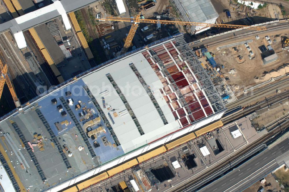 Aerial photograph Berlin Friedrichshain - Blick auf die Montage des Hallendachs beim Um- und Neubau des Berliner S-Bahnhof Ostkreuz der Deutschen Bahn. Im Bild die Montage derAußenhülle auf die Dachbinder des Ostkreuz Hallendachs. Beteiligt ist u.a. das Unternehmen VEPRO Verkehrsbauprojekt GmbH und die EUROVIA Beton und Hochtief AG. Upgrading and construction of the Berlin S-Bahn station Ostkreuz.