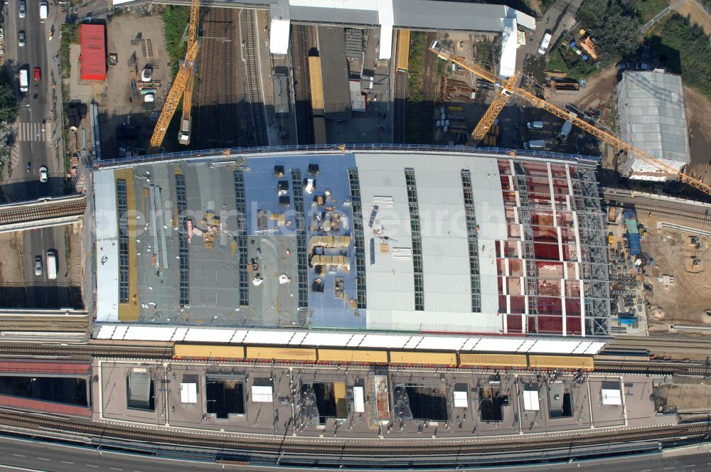 Berlin Friedrichshain from above - Blick auf die Montage des Hallendachs beim Um- und Neubau des Berliner S-Bahnhof Ostkreuz der Deutschen Bahn. Im Bild die Montage derAußenhülle auf die Dachbinder des Ostkreuz Hallendachs. Beteiligt ist u.a. das Unternehmen VEPRO Verkehrsbauprojekt GmbH und die EUROVIA Beton und Hochtief AG. Upgrading and construction of the Berlin S-Bahn station Ostkreuz.