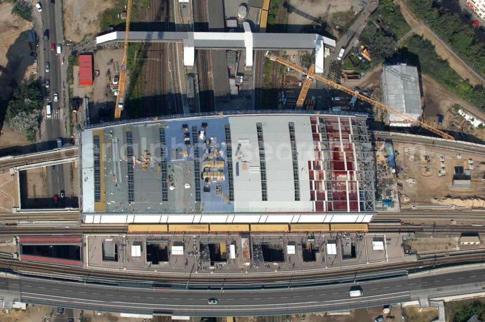 Aerial image Berlin Friedrichshain - Blick auf die Montage des Hallendachs beim Um- und Neubau des Berliner S-Bahnhof Ostkreuz der Deutschen Bahn. Im Bild die Montage derAußenhülle auf die Dachbinder des Ostkreuz Hallendachs. Beteiligt ist u.a. das Unternehmen VEPRO Verkehrsbauprojekt GmbH und die EUROVIA Beton und Hochtief AG. Upgrading and construction of the Berlin S-Bahn station Ostkreuz.