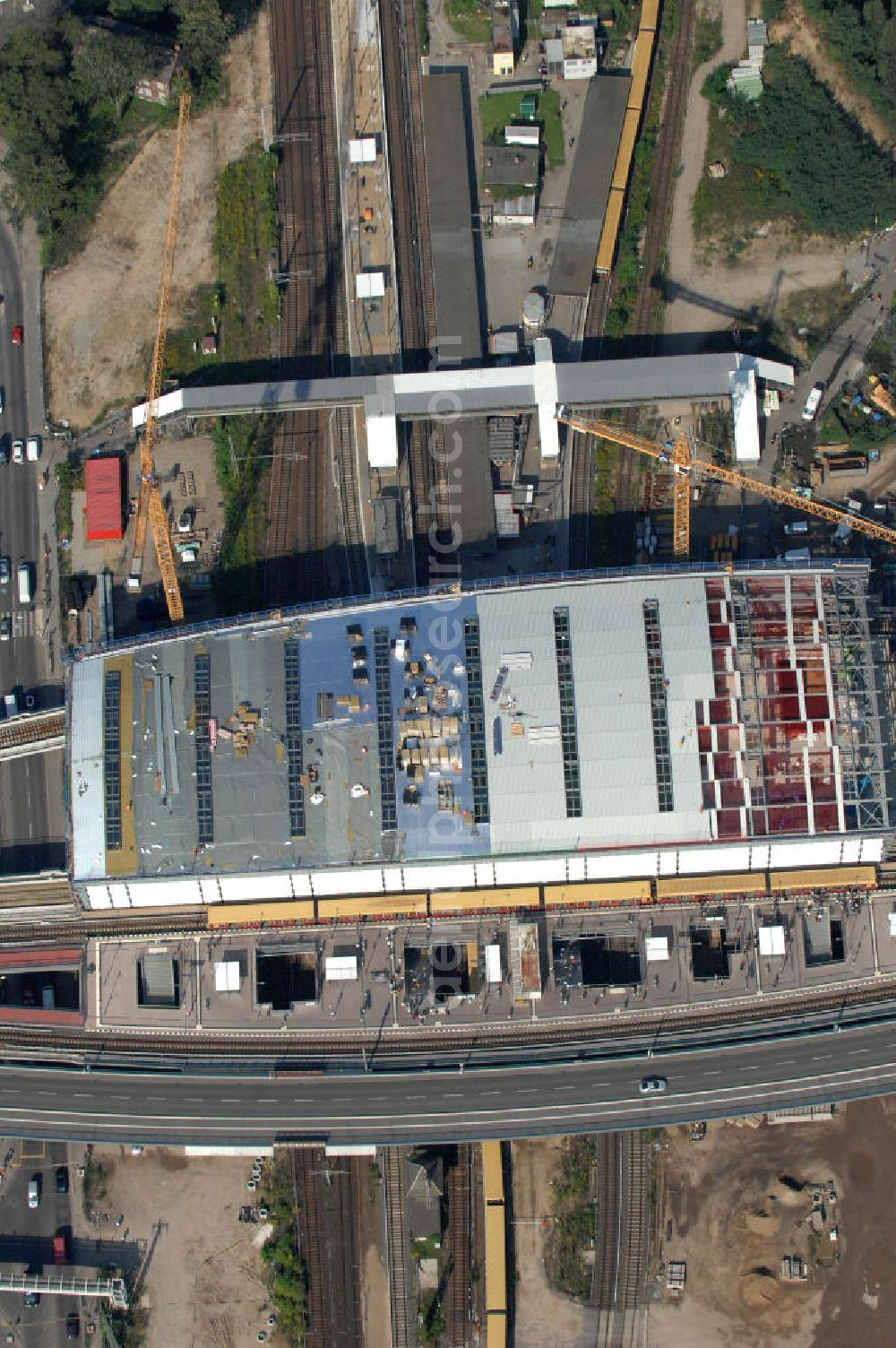 Aerial photograph Berlin Friedrichshain - Blick auf die Montage des Hallendachs beim Um- und Neubau des Berliner S-Bahnhof Ostkreuz der Deutschen Bahn. Im Bild die Montage derAußenhülle auf die Dachbinder des Ostkreuz Hallendachs. Beteiligt ist u.a. das Unternehmen VEPRO Verkehrsbauprojekt GmbH und die EUROVIA Beton und Hochtief AG. Upgrading and construction of the Berlin S-Bahn station Ostkreuz.