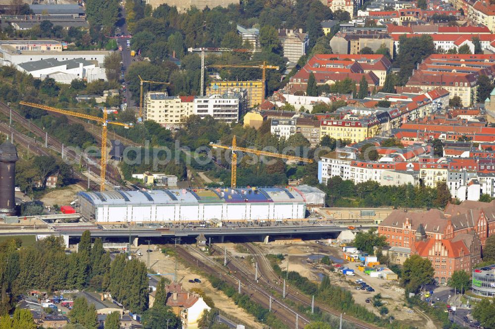 Aerial image Berlin Friedrichshain - Blick auf die Montage des Hallendachs beim Um- und Neubau des Berliner S-Bahnhof Ostkreuz der Deutschen Bahn. Im Bild die Montage derAußenhülle auf die Dachbinder des Ostkreuz Hallendachs. Beteiligt ist u.a. das Unternehmen VEPRO Verkehrsbauprojekt GmbH und die EUROVIA Beton und Hochtief AG. Upgrading and construction of the Berlin S-Bahn station Ostkreuz.