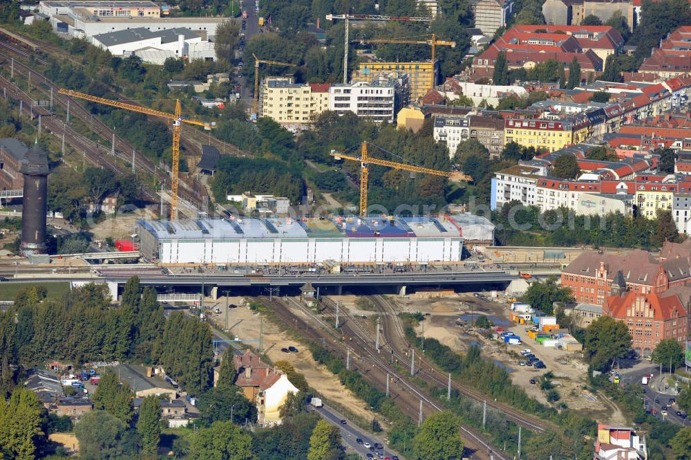 Aerial photograph Berlin Friedrichshain - Blick auf die Montage des Hallendachs beim Um- und Neubau des Berliner S-Bahnhof Ostkreuz der Deutschen Bahn. Im Bild die Montage derAußenhülle auf die Dachbinder des Ostkreuz Hallendachs. Beteiligt ist u.a. das Unternehmen VEPRO Verkehrsbauprojekt GmbH und die EUROVIA Beton und Hochtief AG. Upgrading and construction of the Berlin S-Bahn station Ostkreuz.