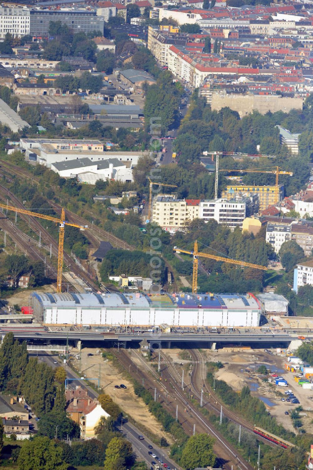 Berlin Friedrichshain from above - Blick auf die Montage des Hallendachs beim Um- und Neubau des Berliner S-Bahnhof Ostkreuz der Deutschen Bahn. Im Bild die Montage derAußenhülle auf die Dachbinder des Ostkreuz Hallendachs. Beteiligt ist u.a. das Unternehmen VEPRO Verkehrsbauprojekt GmbH und die EUROVIA Beton und Hochtief AG. Upgrading and construction of the Berlin S-Bahn station Ostkreuz.