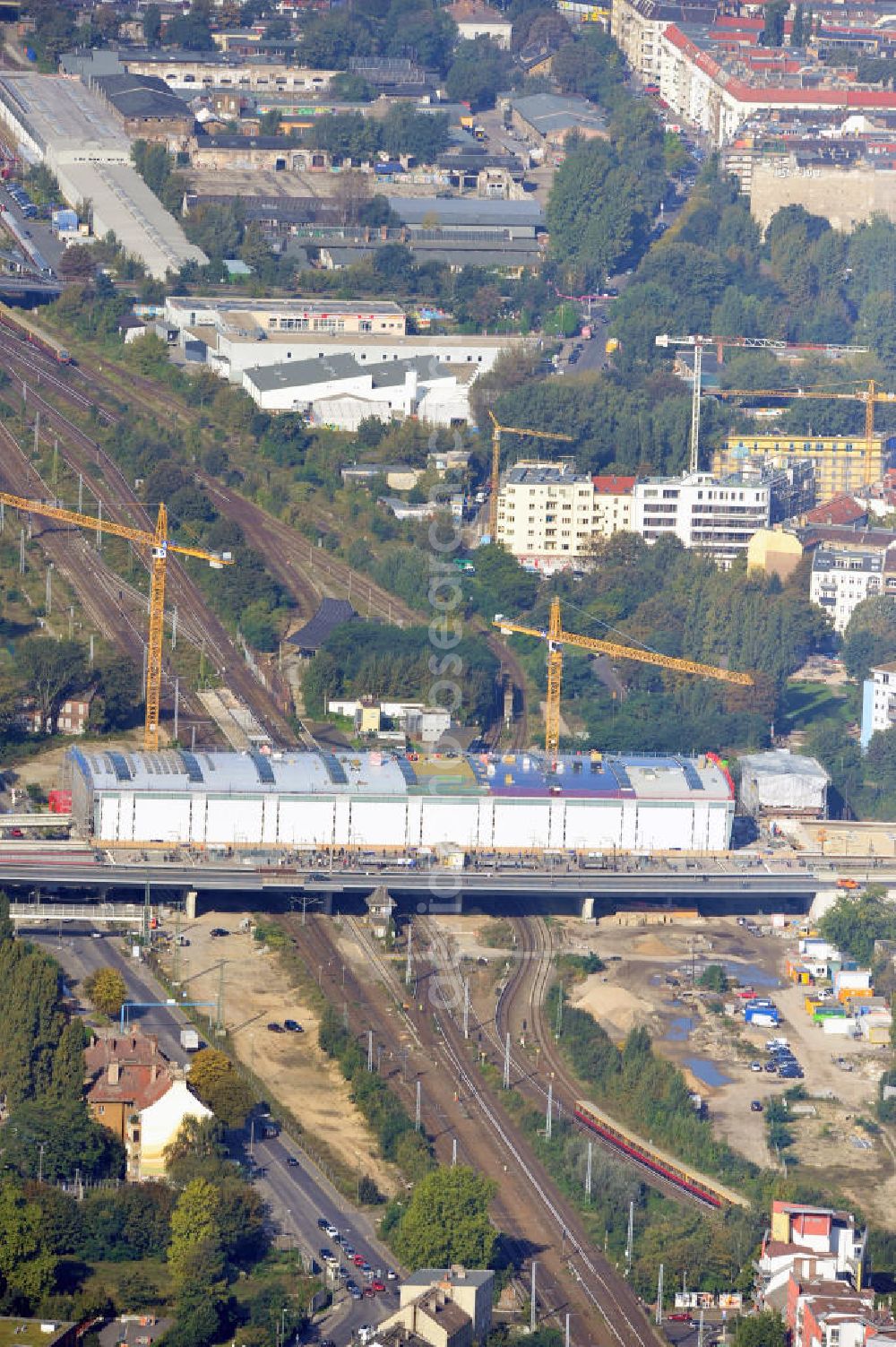 Berlin Friedrichshain from the bird's eye view: Blick auf die Montage des Hallendachs beim Um- und Neubau des Berliner S-Bahnhof Ostkreuz der Deutschen Bahn. Im Bild die Montage derAußenhülle auf die Dachbinder des Ostkreuz Hallendachs. Beteiligt ist u.a. das Unternehmen VEPRO Verkehrsbauprojekt GmbH und die EUROVIA Beton und Hochtief AG. Upgrading and construction of the Berlin S-Bahn station Ostkreuz.