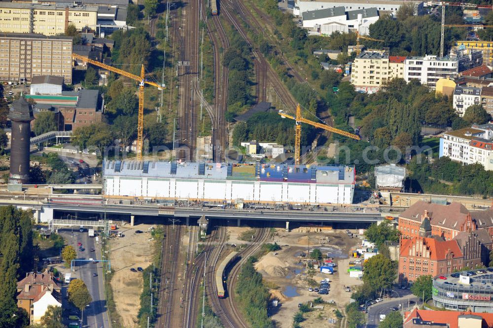 Aerial image Berlin Friedrichshain - Blick auf die Montage des Hallendachs beim Um- und Neubau des Berliner S-Bahnhof Ostkreuz der Deutschen Bahn. Im Bild die Montage derAußenhülle auf die Dachbinder des Ostkreuz Hallendachs. Beteiligt ist u.a. das Unternehmen VEPRO Verkehrsbauprojekt GmbH und die EUROVIA Beton und Hochtief AG. Upgrading and construction of the Berlin S-Bahn station Ostkreuz.