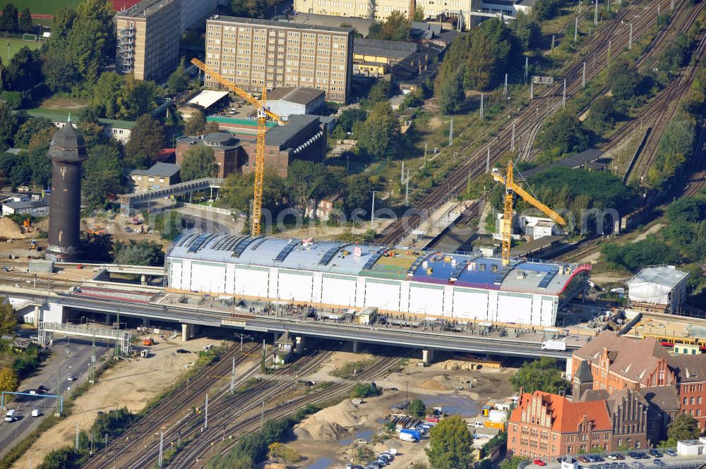 Aerial photograph Berlin Friedrichshain - Blick auf die Montage des Hallendachs beim Um- und Neubau des Berliner S-Bahnhof Ostkreuz der Deutschen Bahn. Im Bild die Montage derAußenhülle auf die Dachbinder des Ostkreuz Hallendachs. Beteiligt ist u.a. das Unternehmen VEPRO Verkehrsbauprojekt GmbH und die EUROVIA Beton und Hochtief AG. Upgrading and construction of the Berlin S-Bahn station Ostkreuz.