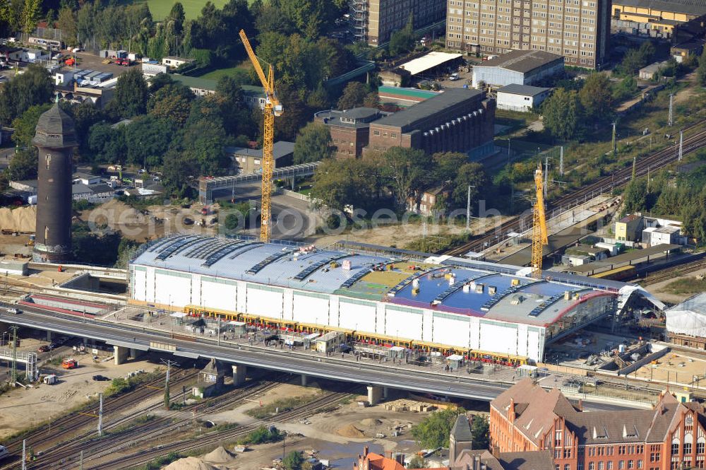 Berlin Friedrichshain from above - Blick auf die Montage des Hallendachs beim Um- und Neubau des Berliner S-Bahnhof Ostkreuz der Deutschen Bahn. Im Bild die Montage derAußenhülle auf die Dachbinder des Ostkreuz Hallendachs. Beteiligt ist u.a. das Unternehmen VEPRO Verkehrsbauprojekt GmbH und die EUROVIA Beton und Hochtief AG. Upgrading and construction of the Berlin S-Bahn station Ostkreuz.