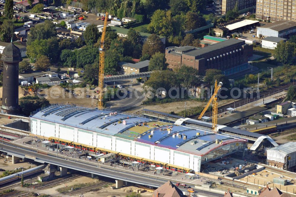 Berlin Friedrichshain from the bird's eye view: Blick auf die Montage des Hallendachs beim Um- und Neubau des Berliner S-Bahnhof Ostkreuz der Deutschen Bahn. Im Bild die Montage derAußenhülle auf die Dachbinder des Ostkreuz Hallendachs. Beteiligt ist u.a. das Unternehmen VEPRO Verkehrsbauprojekt GmbH und die EUROVIA Beton und Hochtief AG. Upgrading and construction of the Berlin S-Bahn station Ostkreuz.