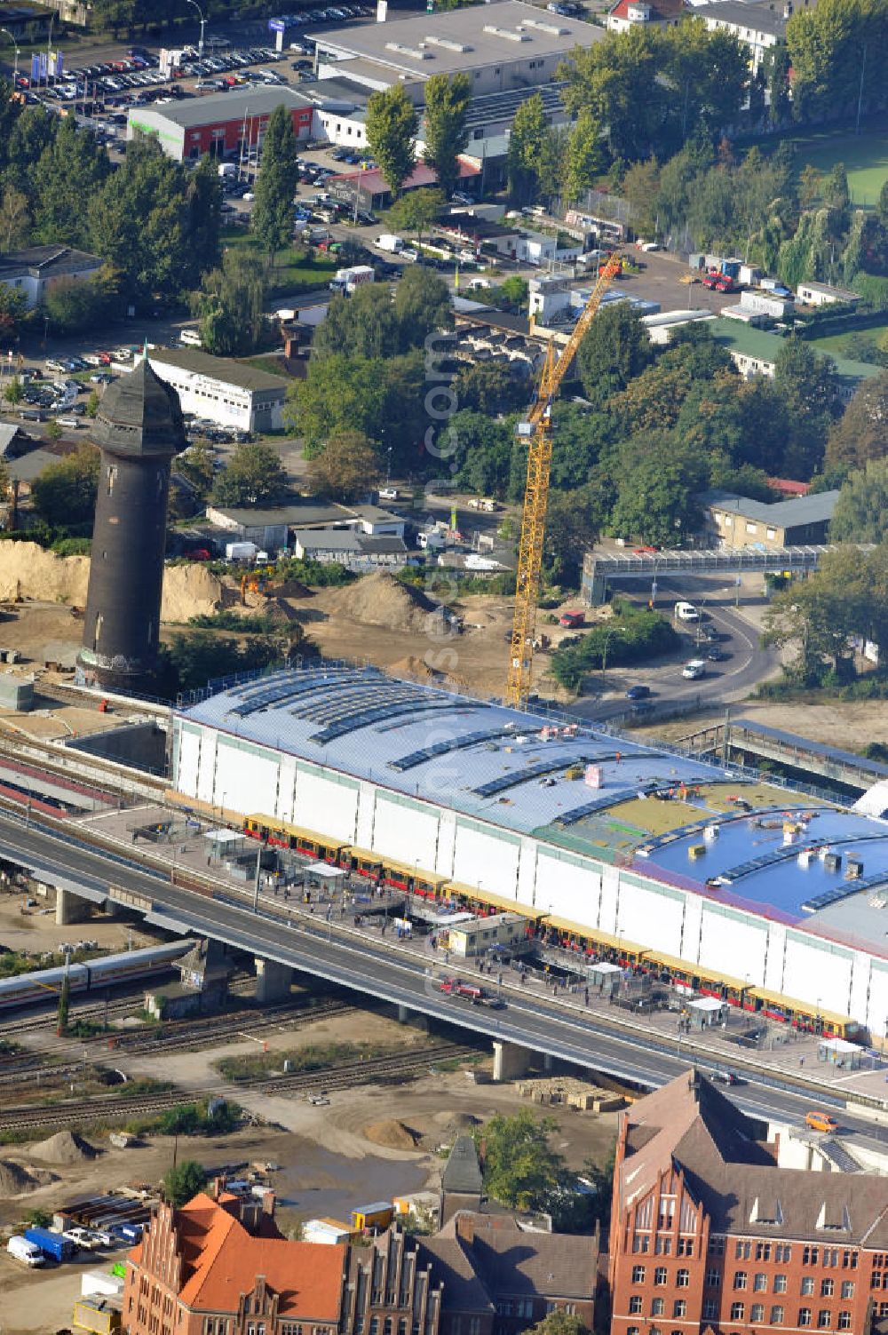 Aerial image Berlin Friedrichshain - Blick auf die Montage des Hallendachs beim Um- und Neubau des Berliner S-Bahnhof Ostkreuz der Deutschen Bahn. Im Bild die Montage derAußenhülle auf die Dachbinder des Ostkreuz Hallendachs. Beteiligt ist u.a. das Unternehmen VEPRO Verkehrsbauprojekt GmbH und die EUROVIA Beton und Hochtief AG. Upgrading and construction of the Berlin S-Bahn station Ostkreuz.