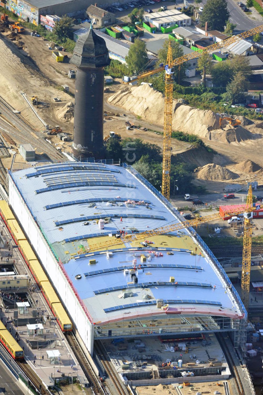 Berlin Friedrichshain from above - Blick auf die Montage des Hallendachs beim Um- und Neubau des Berliner S-Bahnhof Ostkreuz der Deutschen Bahn. Im Bild die Montage derAußenhülle auf die Dachbinder des Ostkreuz Hallendachs. Beteiligt ist u.a. das Unternehmen VEPRO Verkehrsbauprojekt GmbH und die EUROVIA Beton und Hochtief AG. Upgrading and construction of the Berlin S-Bahn station Ostkreuz.