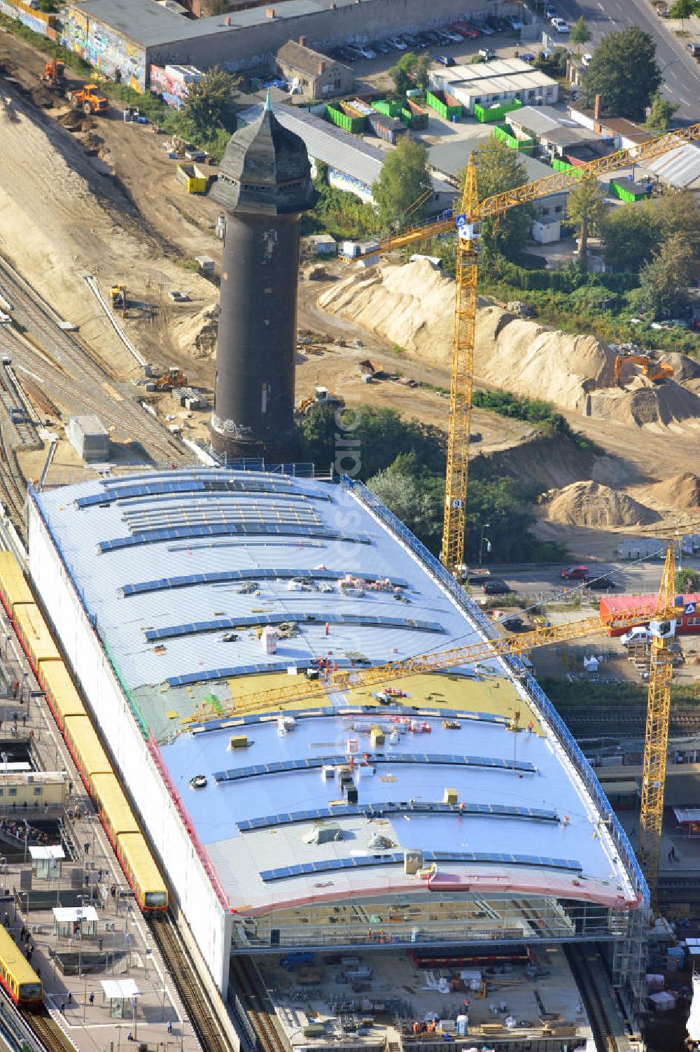 Berlin Friedrichshain from the bird's eye view: Blick auf die Montage des Hallendachs beim Um- und Neubau des Berliner S-Bahnhof Ostkreuz der Deutschen Bahn. Im Bild die Montage derAußenhülle auf die Dachbinder des Ostkreuz Hallendachs. Beteiligt ist u.a. das Unternehmen VEPRO Verkehrsbauprojekt GmbH und die EUROVIA Beton und Hochtief AG. Upgrading and construction of the Berlin S-Bahn station Ostkreuz.