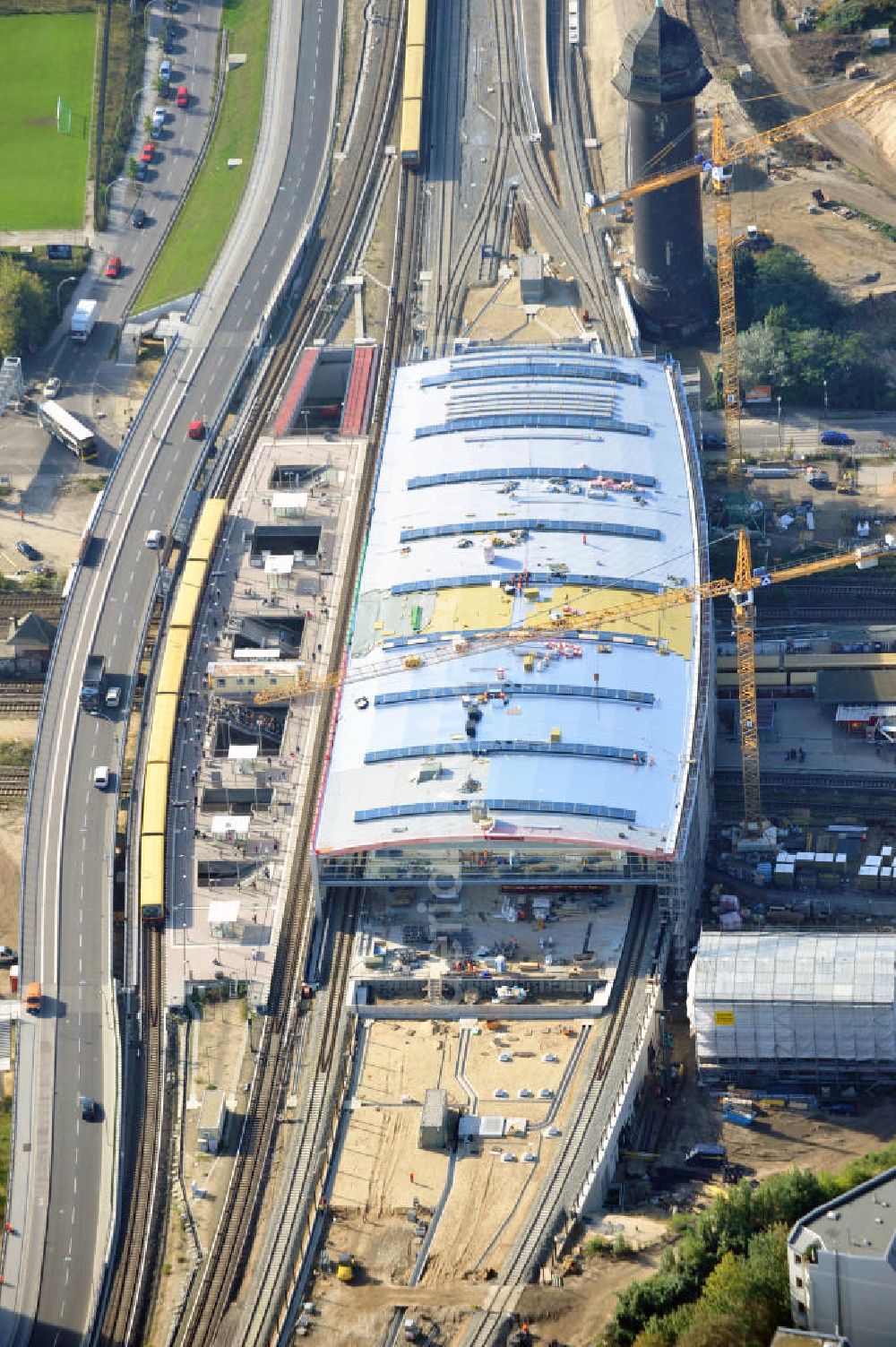 Aerial image Berlin Friedrichshain - Blick auf die Montage des Hallendachs beim Um- und Neubau des Berliner S-Bahnhof Ostkreuz der Deutschen Bahn. Im Bild die Montage derAußenhülle auf die Dachbinder des Ostkreuz Hallendachs. Beteiligt ist u.a. das Unternehmen VEPRO Verkehrsbauprojekt GmbH und die EUROVIA Beton und Hochtief AG. Upgrading and construction of the Berlin S-Bahn station Ostkreuz.