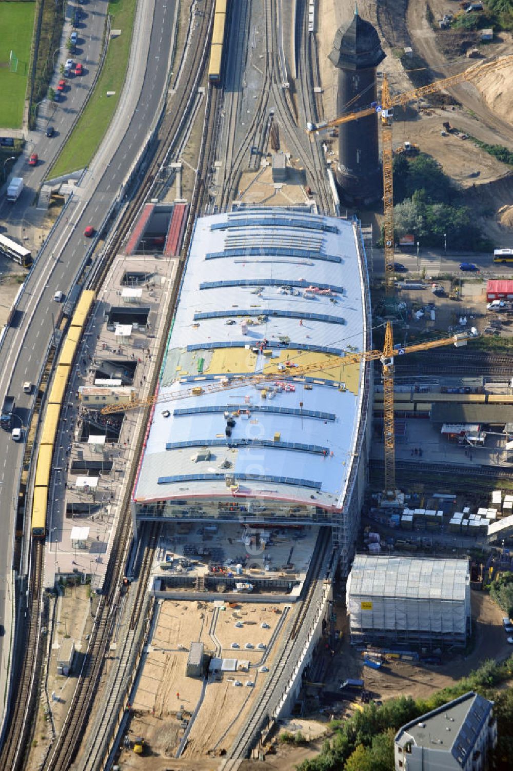 Aerial photograph Berlin Friedrichshain - Blick auf die Montage des Hallendachs beim Um- und Neubau des Berliner S-Bahnhof Ostkreuz der Deutschen Bahn. Im Bild die Montage derAußenhülle auf die Dachbinder des Ostkreuz Hallendachs. Beteiligt ist u.a. das Unternehmen VEPRO Verkehrsbauprojekt GmbH und die EUROVIA Beton und Hochtief AG. Upgrading and construction of the Berlin S-Bahn station Ostkreuz.