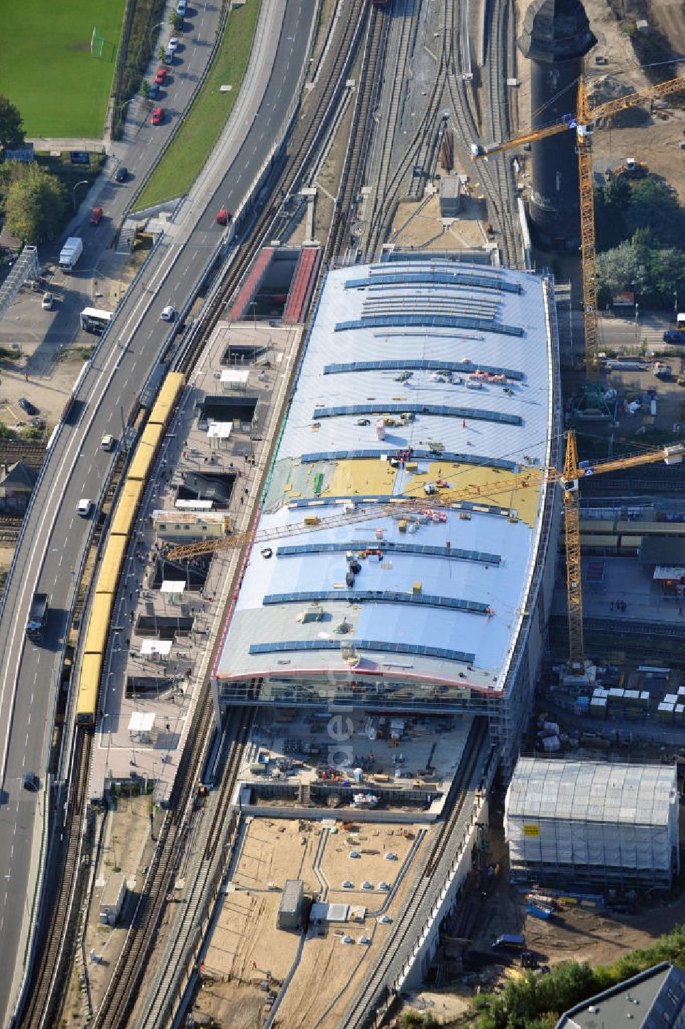 Berlin Friedrichshain from above - Blick auf die Montage des Hallendachs beim Um- und Neubau des Berliner S-Bahnhof Ostkreuz der Deutschen Bahn. Im Bild die Montage derAußenhülle auf die Dachbinder des Ostkreuz Hallendachs. Beteiligt ist u.a. das Unternehmen VEPRO Verkehrsbauprojekt GmbH und die EUROVIA Beton und Hochtief AG. Upgrading and construction of the Berlin S-Bahn station Ostkreuz.