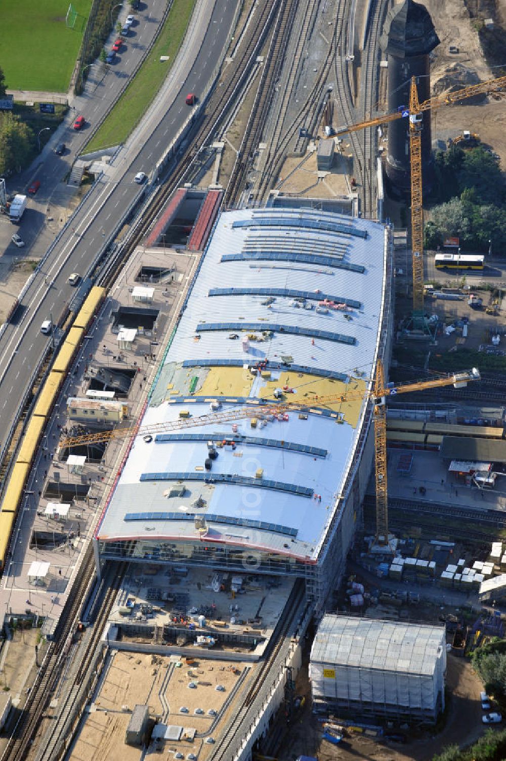 Berlin Friedrichshain from the bird's eye view: Blick auf die Montage des Hallendachs beim Um- und Neubau des Berliner S-Bahnhof Ostkreuz der Deutschen Bahn. Im Bild die Montage derAußenhülle auf die Dachbinder des Ostkreuz Hallendachs. Beteiligt ist u.a. das Unternehmen VEPRO Verkehrsbauprojekt GmbH und die EUROVIA Beton und Hochtief AG. Upgrading and construction of the Berlin S-Bahn station Ostkreuz.