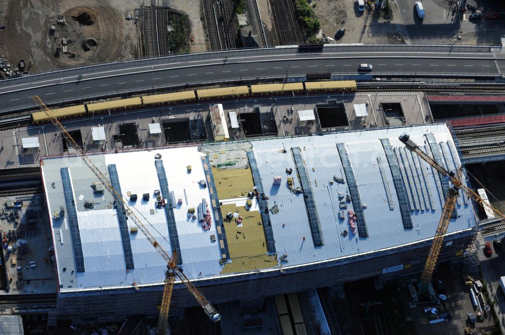 Aerial image Berlin Friedrichshain - Blick auf die Montage des Hallendachs beim Um- und Neubau des Berliner S-Bahnhof Ostkreuz der Deutschen Bahn. Im Bild die Montage derAußenhülle auf die Dachbinder des Ostkreuz Hallendachs. Beteiligt ist u.a. das Unternehmen VEPRO Verkehrsbauprojekt GmbH und die EUROVIA Beton und Hochtief AG. Upgrading and construction of the Berlin S-Bahn station Ostkreuz.