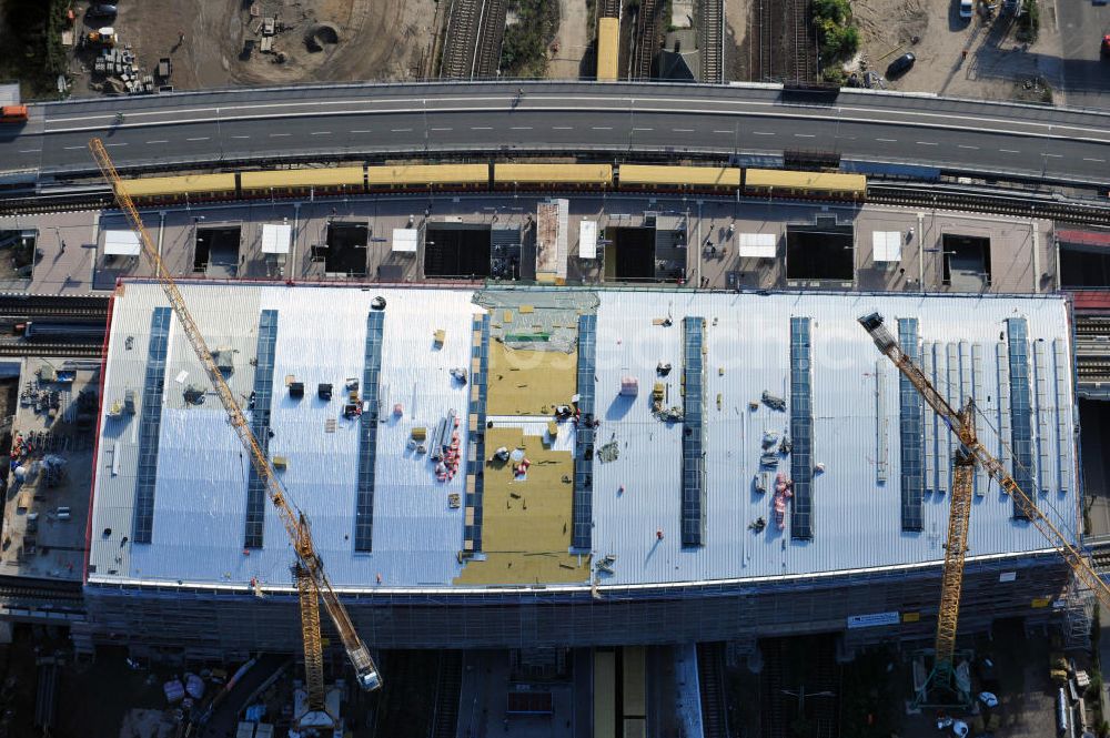 Aerial photograph Berlin Friedrichshain - Blick auf die Montage des Hallendachs beim Um- und Neubau des Berliner S-Bahnhof Ostkreuz der Deutschen Bahn. Im Bild die Montage derAußenhülle auf die Dachbinder des Ostkreuz Hallendachs. Beteiligt ist u.a. das Unternehmen VEPRO Verkehrsbauprojekt GmbH und die EUROVIA Beton und Hochtief AG. Upgrading and construction of the Berlin S-Bahn station Ostkreuz.