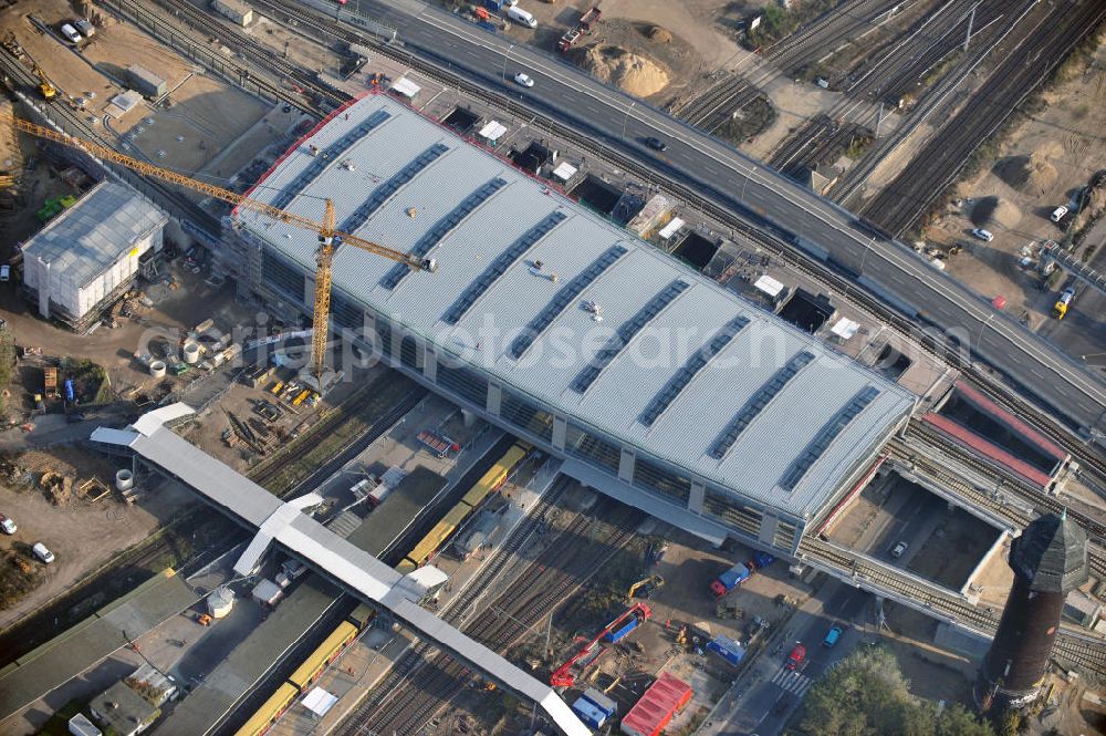 Aerial image Berlin Friedrichshain - Blick auf das fertige Hallendach beim Um- und Neubau des Berliner S-Bahnhof Ostkreuz der Deutschen Bahn. Beteiligt ist u.a. das Unternehmen VEPRO Verkehrsbauprojekt GmbH und die EUROVIA Beton und Hochtief AG. Upgrading and construction of the Berlin S-Bahn station Ostkreuz.