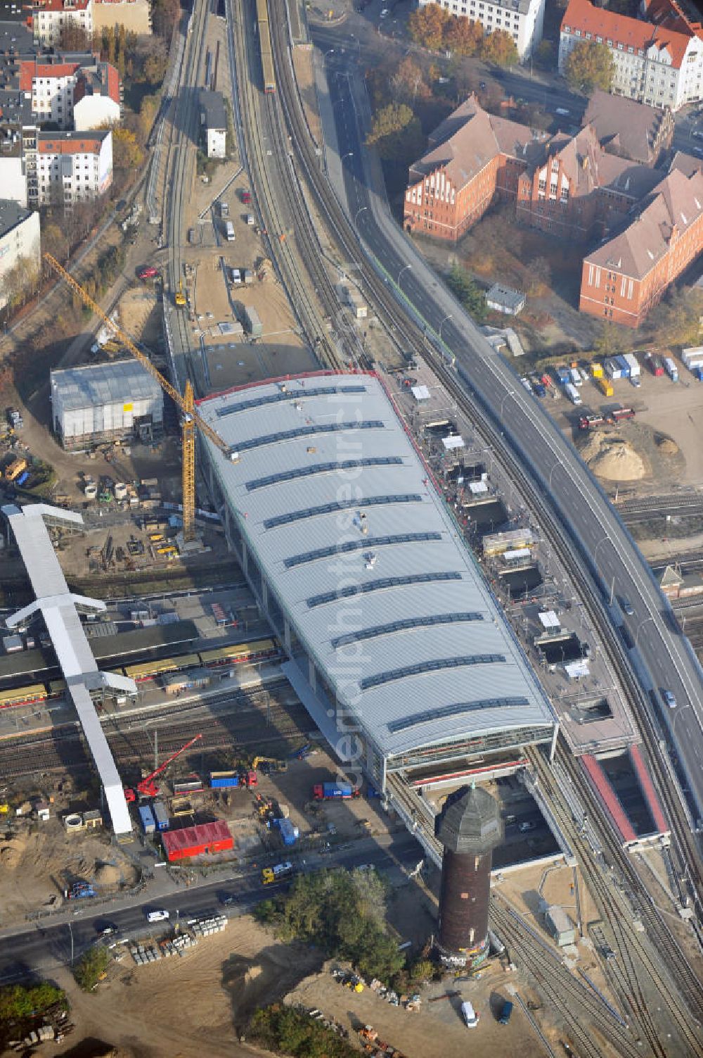 Aerial photograph Berlin Friedrichshain - Blick auf das fertige Hallendach beim Um- und Neubau des Berliner S-Bahnhof Ostkreuz der Deutschen Bahn. Beteiligt ist u.a. das Unternehmen VEPRO Verkehrsbauprojekt GmbH und die EUROVIA Beton und Hochtief AG. Upgrading and construction of the Berlin S-Bahn station Ostkreuz.