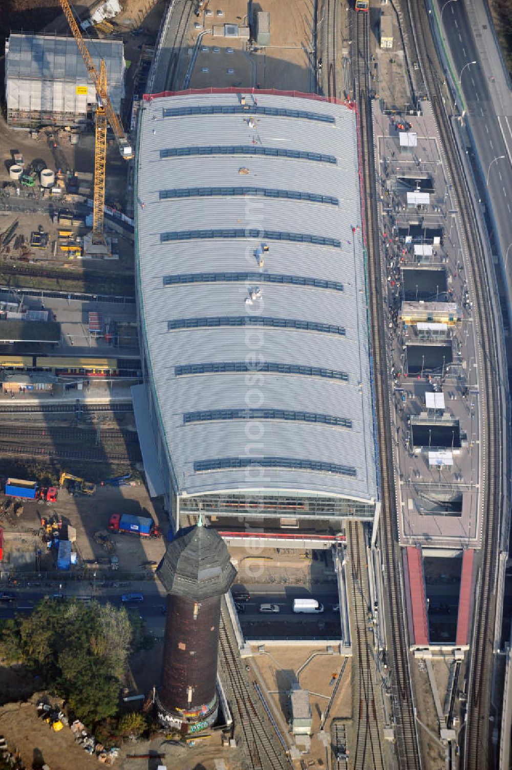 Berlin Friedrichshain from above - Blick auf das fertige Hallendach beim Um- und Neubau des Berliner S-Bahnhof Ostkreuz der Deutschen Bahn. Beteiligt ist u.a. das Unternehmen VEPRO Verkehrsbauprojekt GmbH und die EUROVIA Beton und Hochtief AG. Upgrading and construction of the Berlin S-Bahn station Ostkreuz.