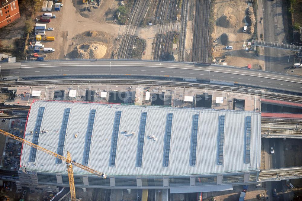 Berlin Friedrichshain from the bird's eye view: Blick auf das fertige Hallendach beim Um- und Neubau des Berliner S-Bahnhof Ostkreuz der Deutschen Bahn. Beteiligt ist u.a. das Unternehmen VEPRO Verkehrsbauprojekt GmbH und die EUROVIA Beton und Hochtief AG. Upgrading and construction of the Berlin S-Bahn station Ostkreuz.