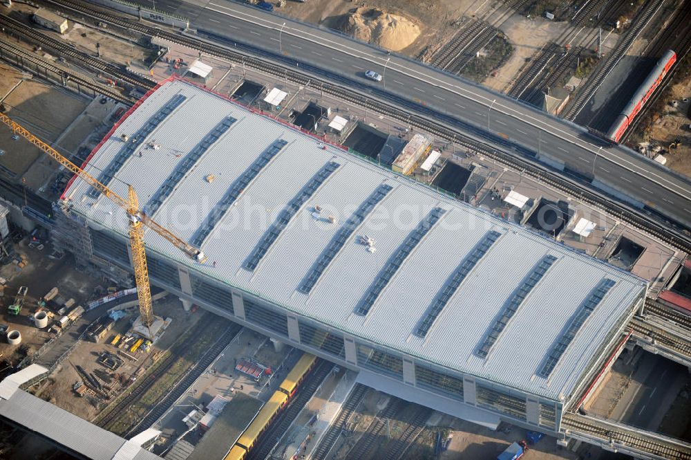 Aerial photograph Berlin Friedrichshain - Blick auf das fertige Hallendach beim Um- und Neubau des Berliner S-Bahnhof Ostkreuz der Deutschen Bahn. Beteiligt ist u.a. das Unternehmen VEPRO Verkehrsbauprojekt GmbH und die EUROVIA Beton und Hochtief AG. Upgrading and construction of the Berlin S-Bahn station Ostkreuz.