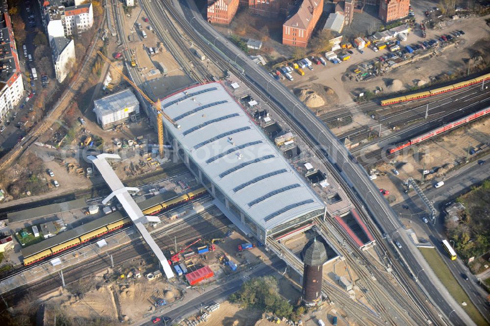 Berlin Friedrichshain from above - Blick auf das fertige Hallendach beim Um- und Neubau des Berliner S-Bahnhof Ostkreuz der Deutschen Bahn. Beteiligt ist u.a. das Unternehmen VEPRO Verkehrsbauprojekt GmbH und die EUROVIA Beton und Hochtief AG. Upgrading and construction of the Berlin S-Bahn station Ostkreuz.