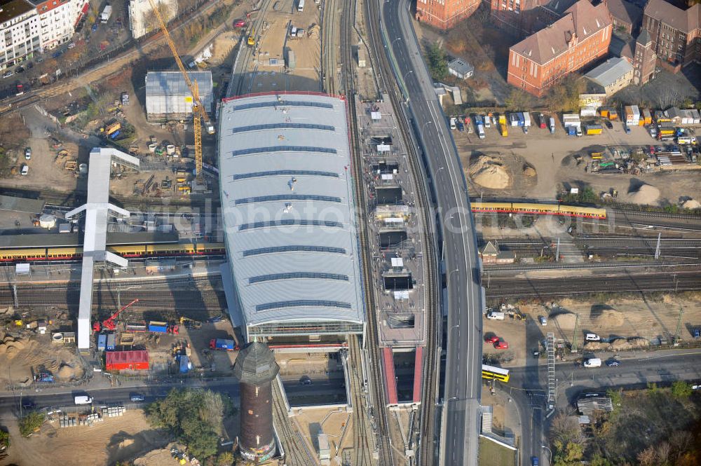 Aerial photograph Berlin Friedrichshain - Blick auf das fertige Hallendach beim Um- und Neubau des Berliner S-Bahnhof Ostkreuz der Deutschen Bahn. Beteiligt ist u.a. das Unternehmen VEPRO Verkehrsbauprojekt GmbH und die EUROVIA Beton und Hochtief AG. Upgrading and construction of the Berlin S-Bahn station Ostkreuz.