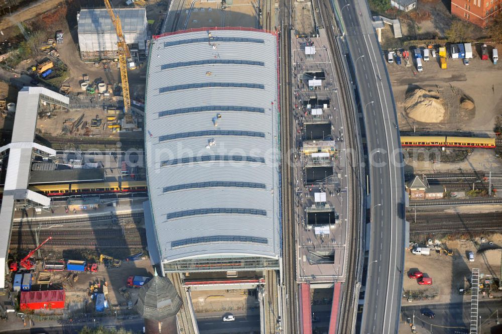 Berlin Friedrichshain from above - Blick auf das fertige Hallendach beim Um- und Neubau des Berliner S-Bahnhof Ostkreuz der Deutschen Bahn. Beteiligt ist u.a. das Unternehmen VEPRO Verkehrsbauprojekt GmbH und die EUROVIA Beton und Hochtief AG. Upgrading and construction of the Berlin S-Bahn station Ostkreuz.