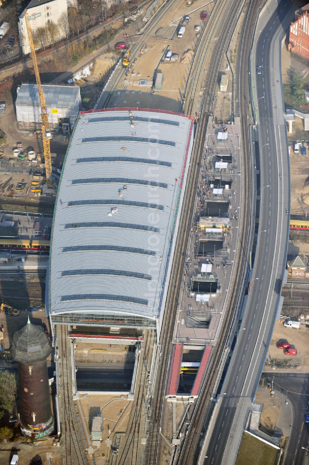 Berlin Friedrichshain from the bird's eye view: Blick auf das fertige Hallendach beim Um- und Neubau des Berliner S-Bahnhof Ostkreuz der Deutschen Bahn. Beteiligt ist u.a. das Unternehmen VEPRO Verkehrsbauprojekt GmbH und die EUROVIA Beton und Hochtief AG. Upgrading and construction of the Berlin S-Bahn station Ostkreuz.