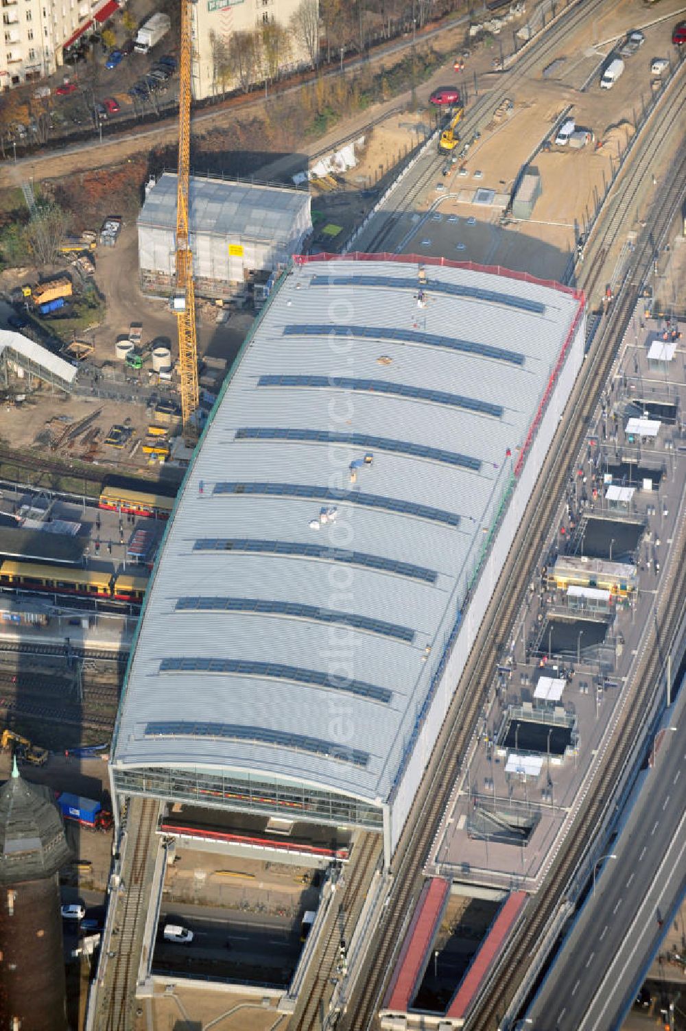 Aerial image Berlin Friedrichshain - Blick auf das fertige Hallendach beim Um- und Neubau des Berliner S-Bahnhof Ostkreuz der Deutschen Bahn. Beteiligt ist u.a. das Unternehmen VEPRO Verkehrsbauprojekt GmbH und die EUROVIA Beton und Hochtief AG. Upgrading and construction of the Berlin S-Bahn station Ostkreuz.